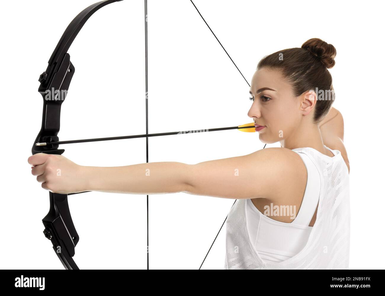 Donna con arco e freccia pratica tiro con l'arco su sfondo bianco Foto Stock