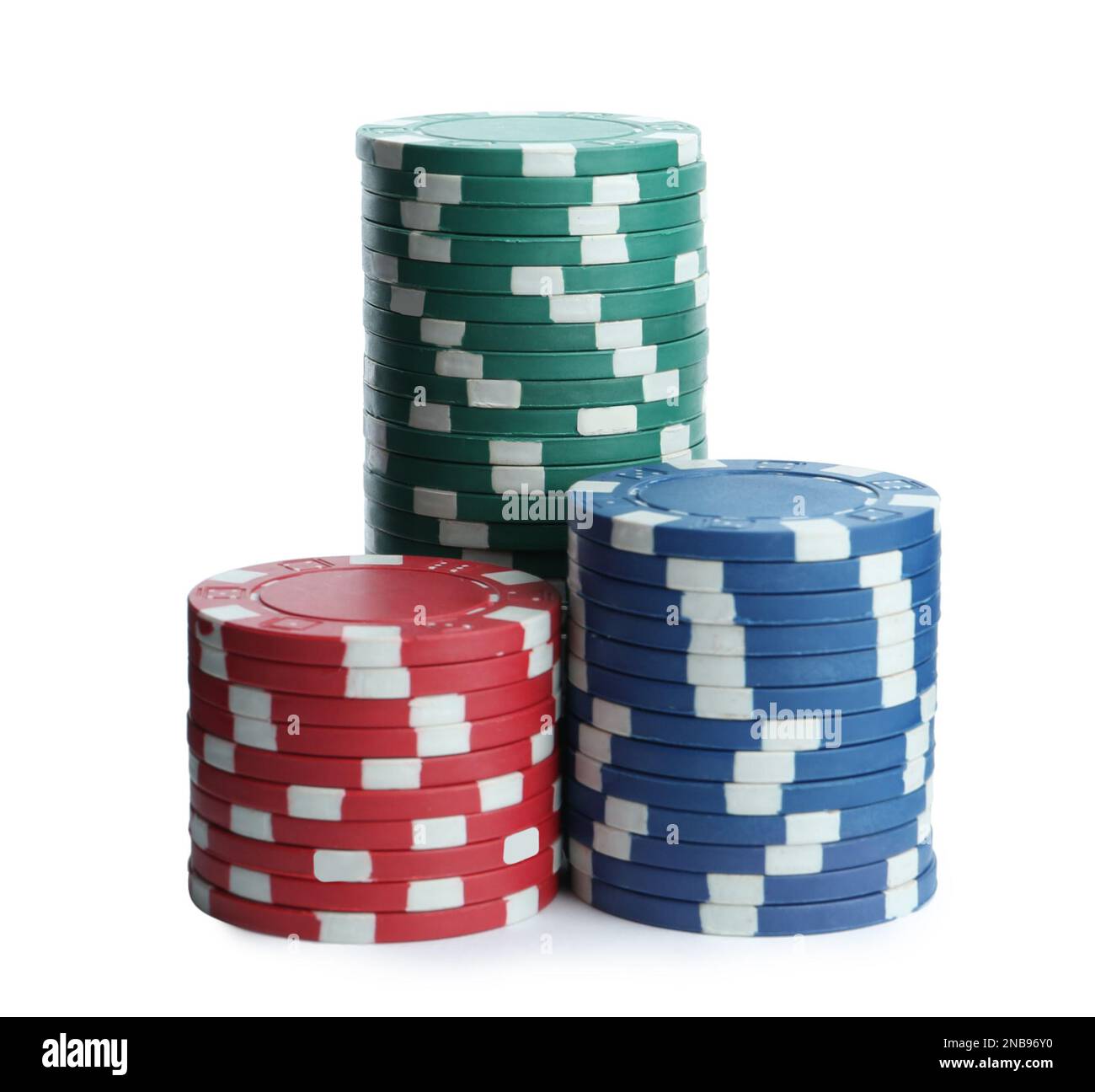 Chip di plastica da casinò impilati su sfondo bianco. Gioco di poker Foto Stock