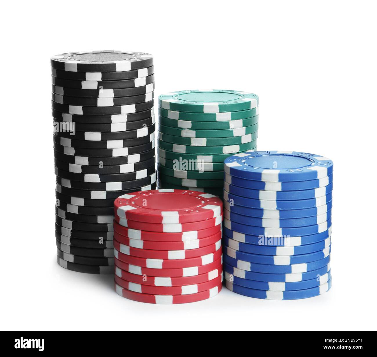 Chip di plastica da casinò impilati su sfondo bianco. Gioco di poker Foto Stock