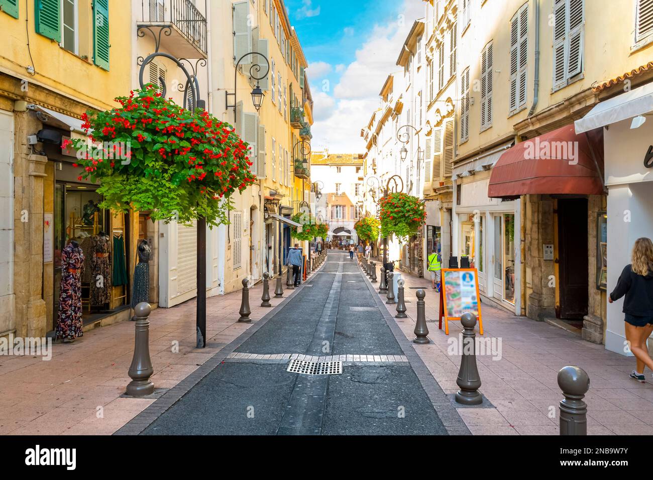 Una strada pittoresca attraverso il centro storico di Antibes, in Francia, nella Costa Azzurra, regione della Costa Azzurra lungo il Mar Mediterraneo. Foto Stock
