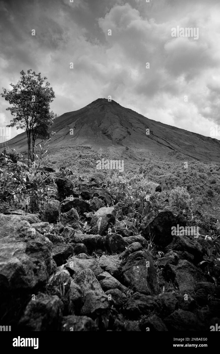 Vista del vulcano El Arenal alla fine del sentiero del parco in bianco e nero foto Foto Stock