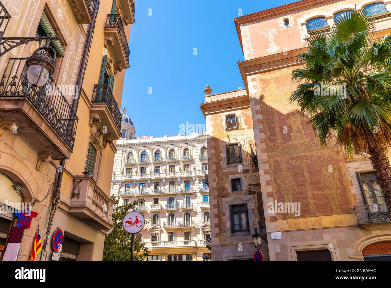 Architettura spagnola colorata e pittoresca nel quartiere El Born, vicino al quartiere Gotico e alla Cattedrale di Barcellona, Spagna. Foto Stock