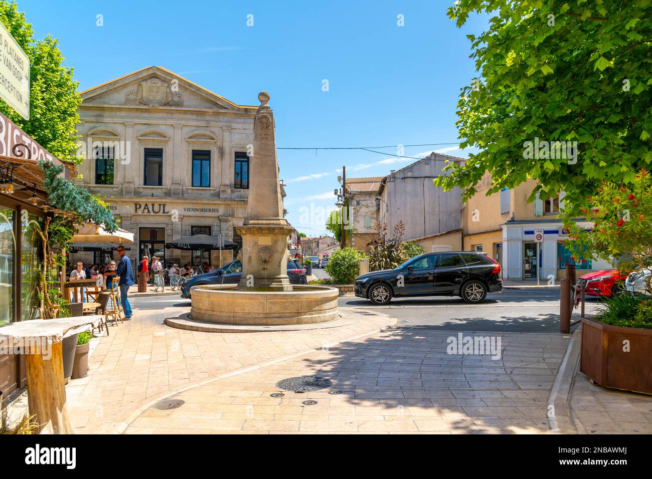 Una fontana con obelisco nel centro storico medievale della città idilliaca di Saint-Remy-de-Provence, nella regione Provenza Costa Azzurra della Francia meridionale. Foto Stock