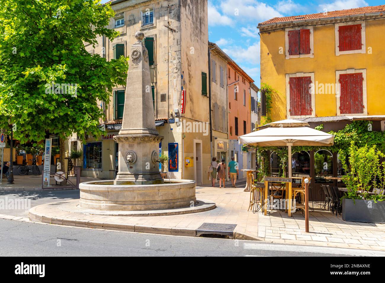 Una fontana con obelisco nel centro storico medievale della città idilliaca di Saint-Remy-de-Provence, nella regione Provenza Costa Azzurra della Francia meridionale Foto Stock