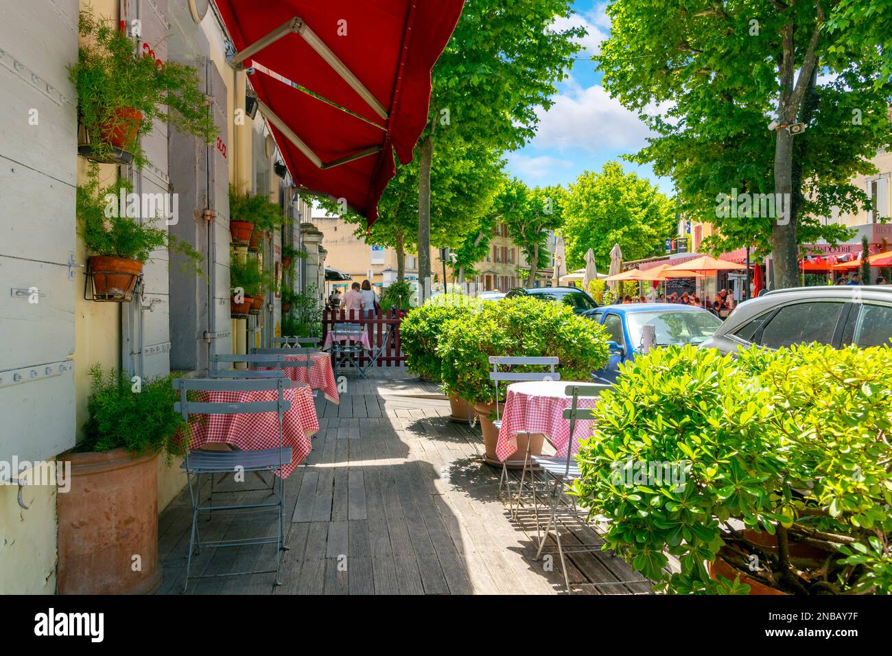 Un caffè marciapiede nella storica città medievale di Saint-Remy-de-Provence, Francia, una pittoresca città nella regione Provenza-Alpi. Foto Stock