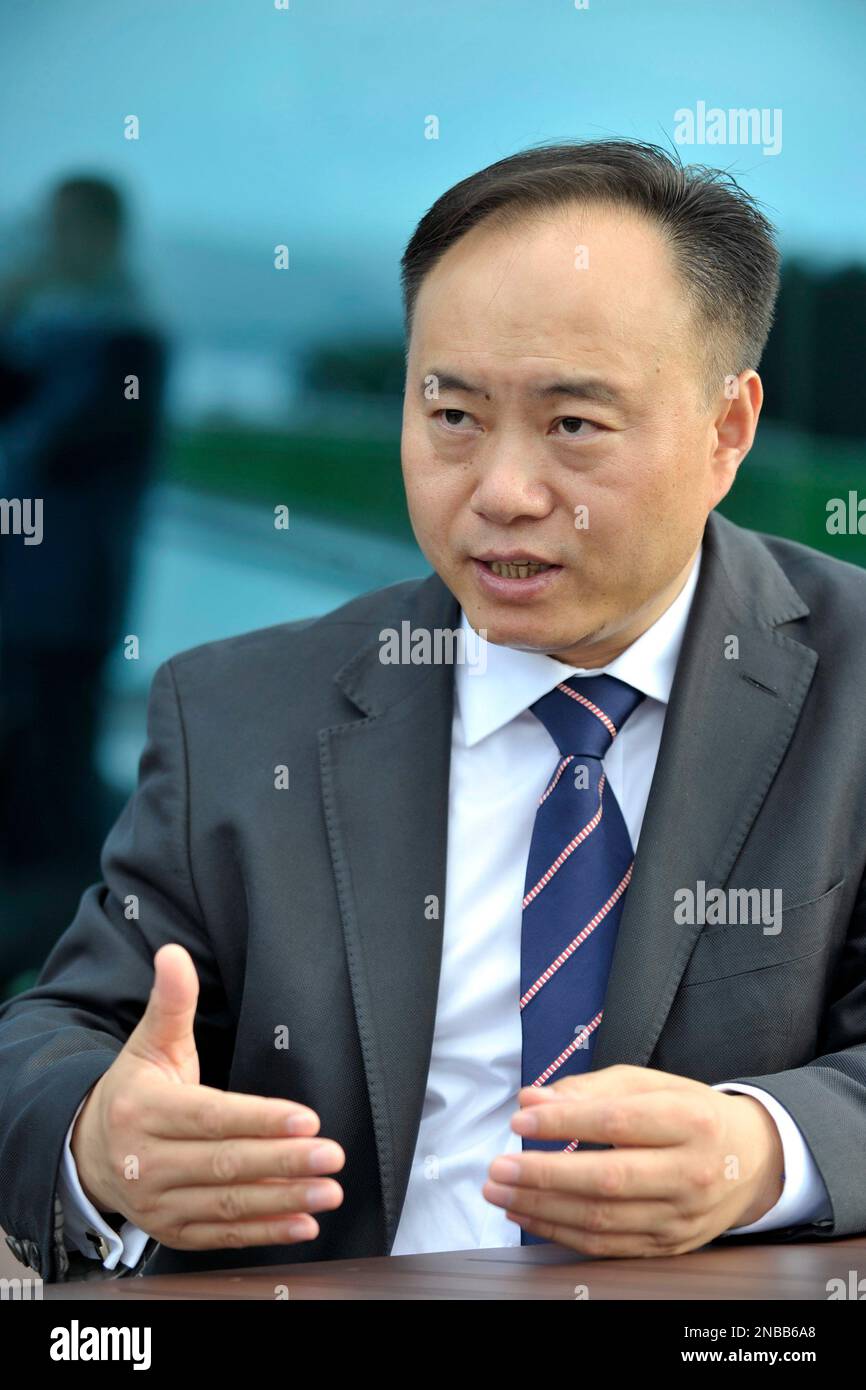 Shi Zhengrong Founder and CEO of Suntech Power Co. Ltd., answers questions during an interview with the Associated Press at the WEF headquarters in Geneva, Switzerland, Thursday, Aug. 25. 2011. Shi Zhengrong, the CEO of Suntech Power Holdings Co., Ltd., said the G-20 advisory panel expects to issue a set of recommendations about five weeks from now on how world leaders can shift to solar, wind and other alternative energy sources - even in dire financial times. ( AP Photo/Keystone/Martial Trezzini) GERMANY OUT - AUSTRIA OUT Foto Stock