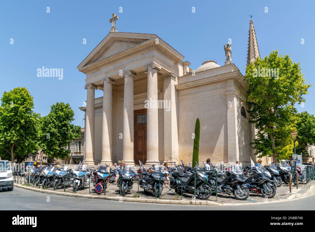 La collegiale Saint-Martin, una chiesa collegiata a Saint-Remy-de-Provence, Provenza-Alpi-Costa Azzurra, Francia, con un grande gruppo di motocicli. Foto Stock