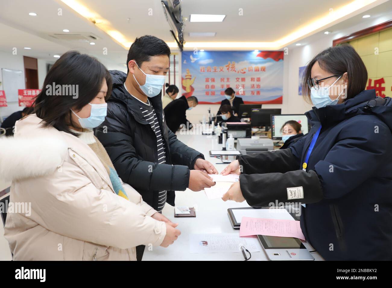 YANCHENG, CINA - 14 FEBBRAIO 2023 - Una coppia si allinea per registrare il loro matrimonio all'ufficio di registrazione del matrimonio di Funing County Civil Affairs Foto Stock