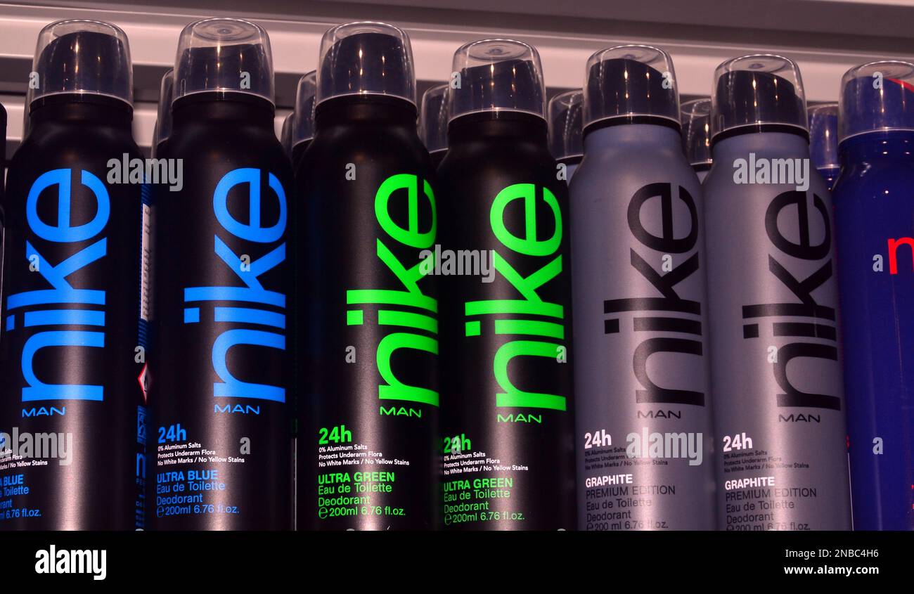 Una fila di barattoli di deodoranti Nike con tema eau de toilette in vendita in un negozio o farmacia o negozio al dettaglio. Foto Stock