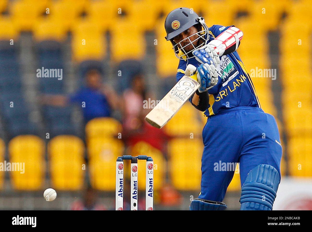 Sri Lanka's captain Tillakaratne Dilshan bats during the third one-day international cricket match against Australia in Hambantota, Sri Lanka, Tuesday, Aug. 16, 2011. Australia leads the series 2-0. (AP Photo/Aijaz Rahi) Foto Stock