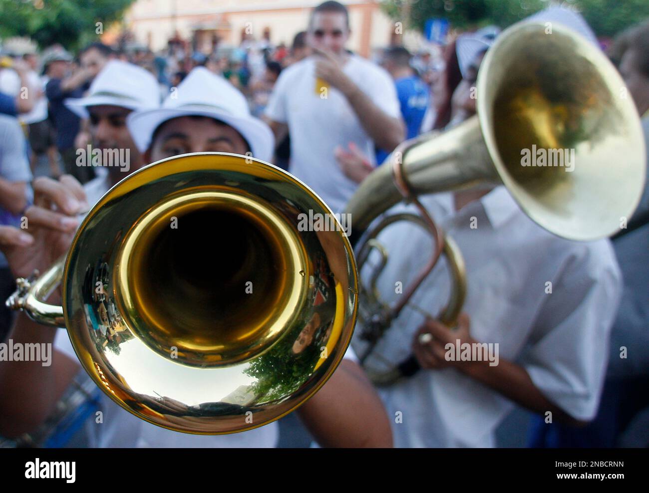 Gypsy musicians perform on the street during the 51st annual trumpet and brass bands festival in the village of Guca, some 160 km (100 miles) southwest of Belgrade, Serbia, Thursday, Aug. 11, 2011. At the start of each August, this sleepy village in western Serbia attracts hundreds of thousands people, including tens of thousands from all over Europe and even the United States. (AP Photo/Darko Vojinovic) Foto Stock