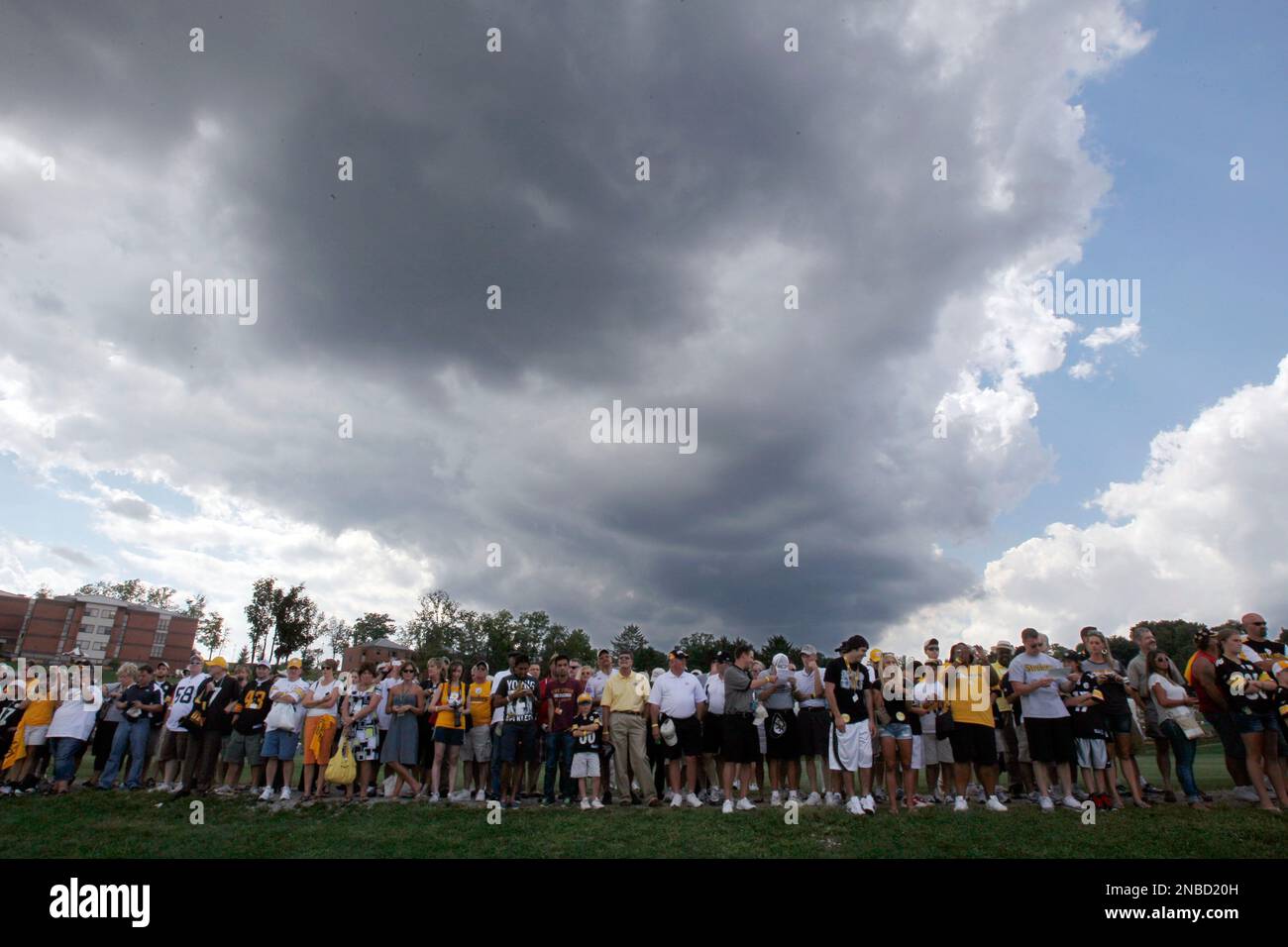 A dark cloud hovers over Pittsburgh Steelers fans as they line the hill to watch the team practice during NFL football training camp Wednesday, Aug. 10, 2011, in Latrobe, Pa. (AP Photo/Keith Srakocic) Foto Stock