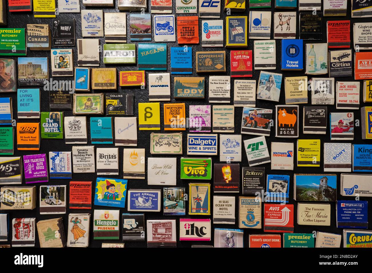 Invercargill, South Island, Nuova Zelanda - Gennaio 2023: Collezione matchbook Vintage su sfondo nero nel Museo Mondiale dei Trasporti Bill Richardson Foto Stock