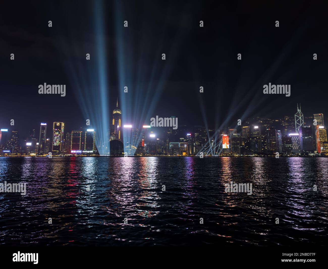 Symphony of Lights è uno spettacolo di luci e musica famoso in tutto il mondo che si tiene ogni sera a Hong Kong. Lo spettacolo è presentato da entrambi i lati del Victoria Harbour. Foto Stock