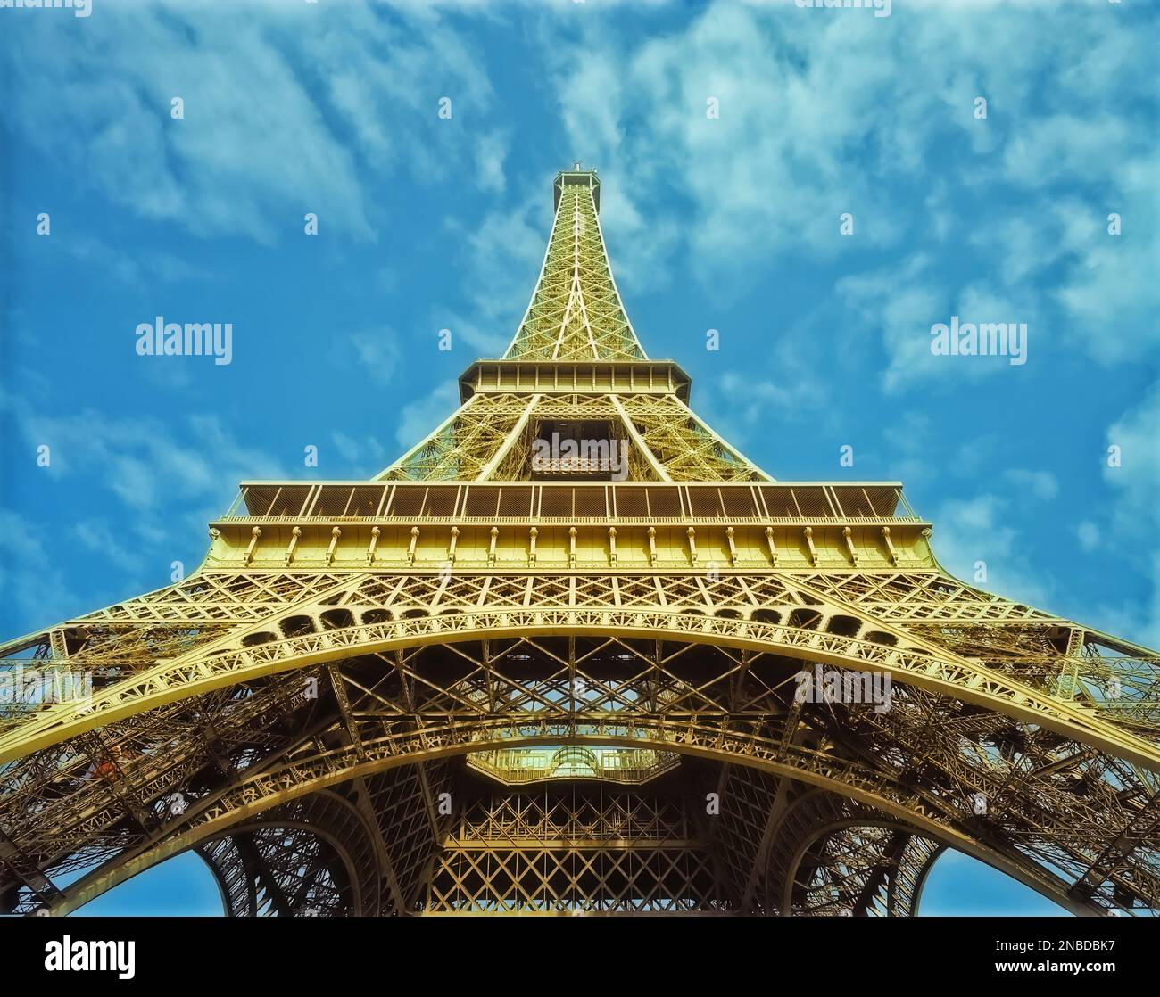 Una vista prospettica estrema della Torre Eiffel, Parigi, Francia Foto Stock
