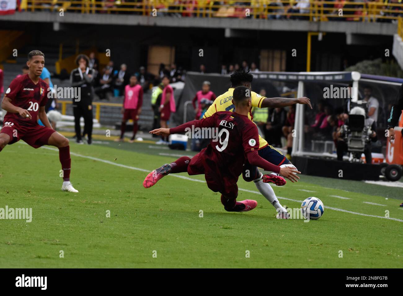 Bogota, Colombia il 12 febbraio 2023. Jevin Kelsy del Venezuela e Edier Ocampo della Colombia durante la partita del torneo sudamericano U-20 Conmebol tra Colombia e Venezuela, a Bogotà, Colombia, il 12 febbraio 2023. Foto di: Cristian Bayona/Long Visual Press Foto Stock