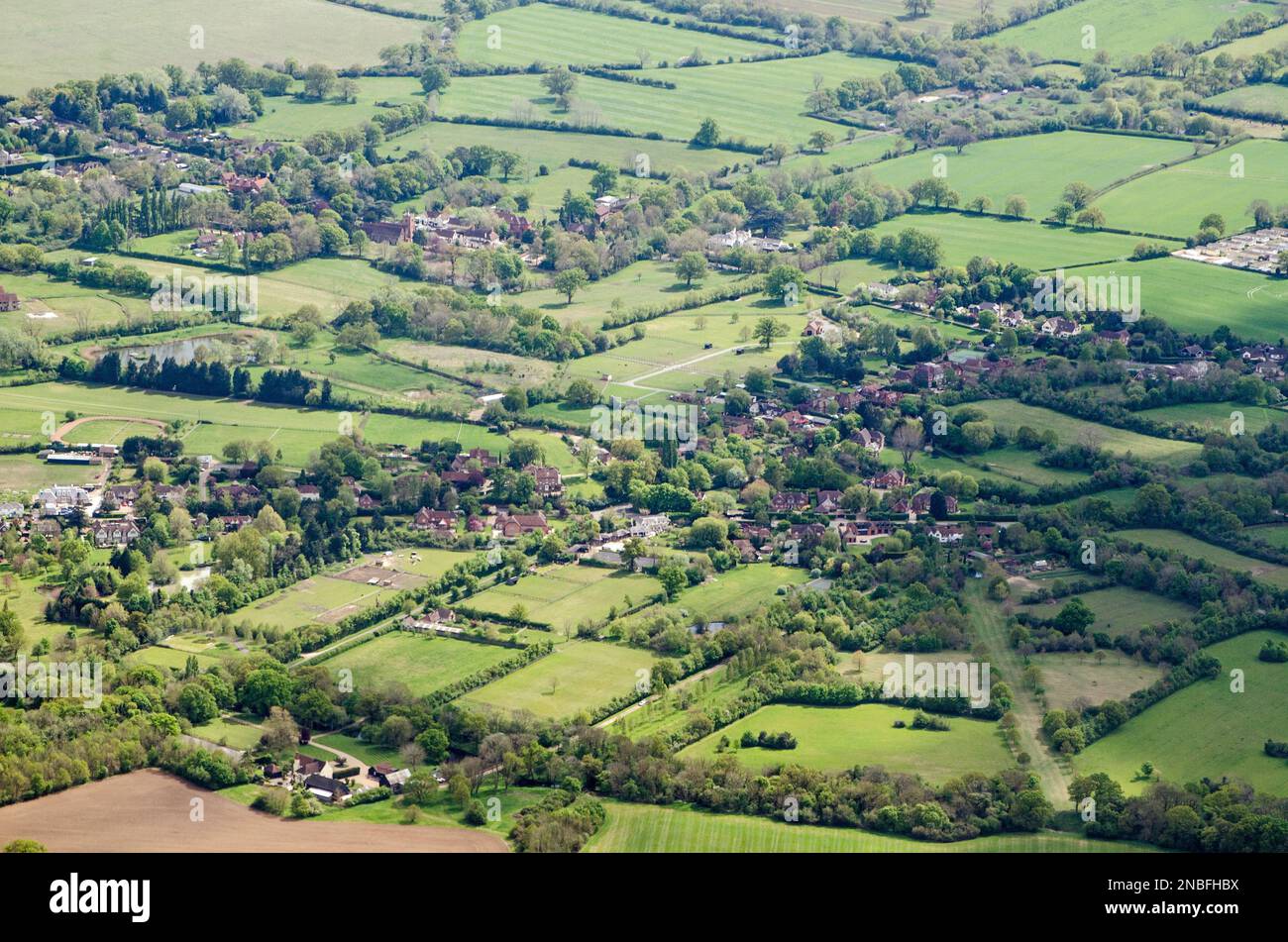 Vista aerea del grazioso villaggio di Winkfield vicino a Windsor nel Berkshire. Vista dall'aria in un pomeriggio di primavera soleggiato. Foto Stock