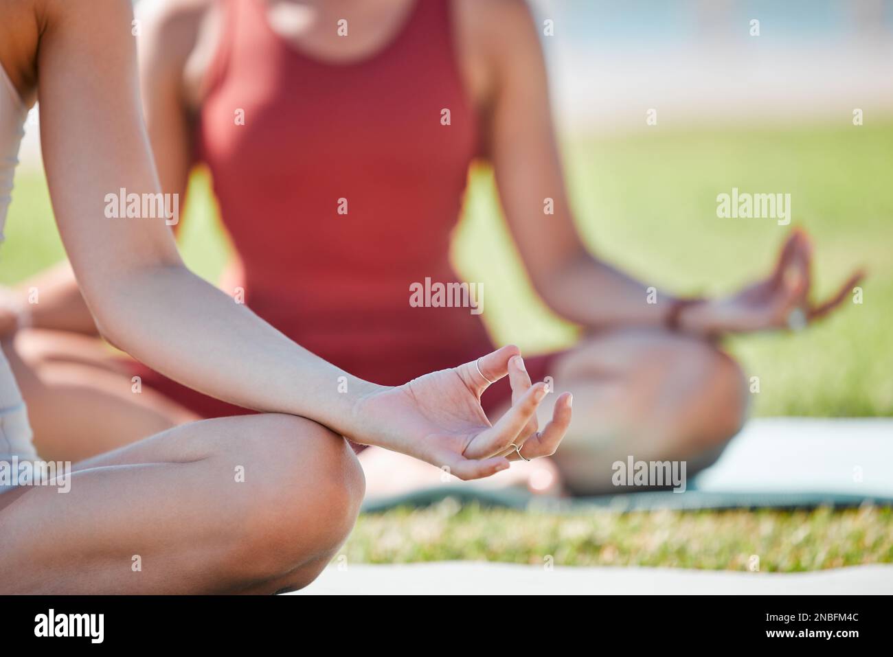 Lezione di yoga, mani e donne di loto per il fitness zen, l'esercizio fisico e la consapevolezza, la guarigione e la pace in erba parco. Meditazione, natura e gente calma Foto Stock