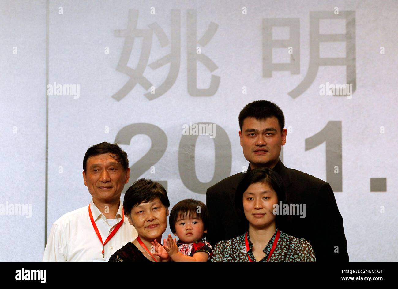 from right) NBA star Yao Ming and his family members Ye Li, Yaos wife, Yao  Qinlei, Yaos daughter, Fang Fengdi, Yaos mother and Yao Zhiyuan, father, p  Stock Photo - Alamy