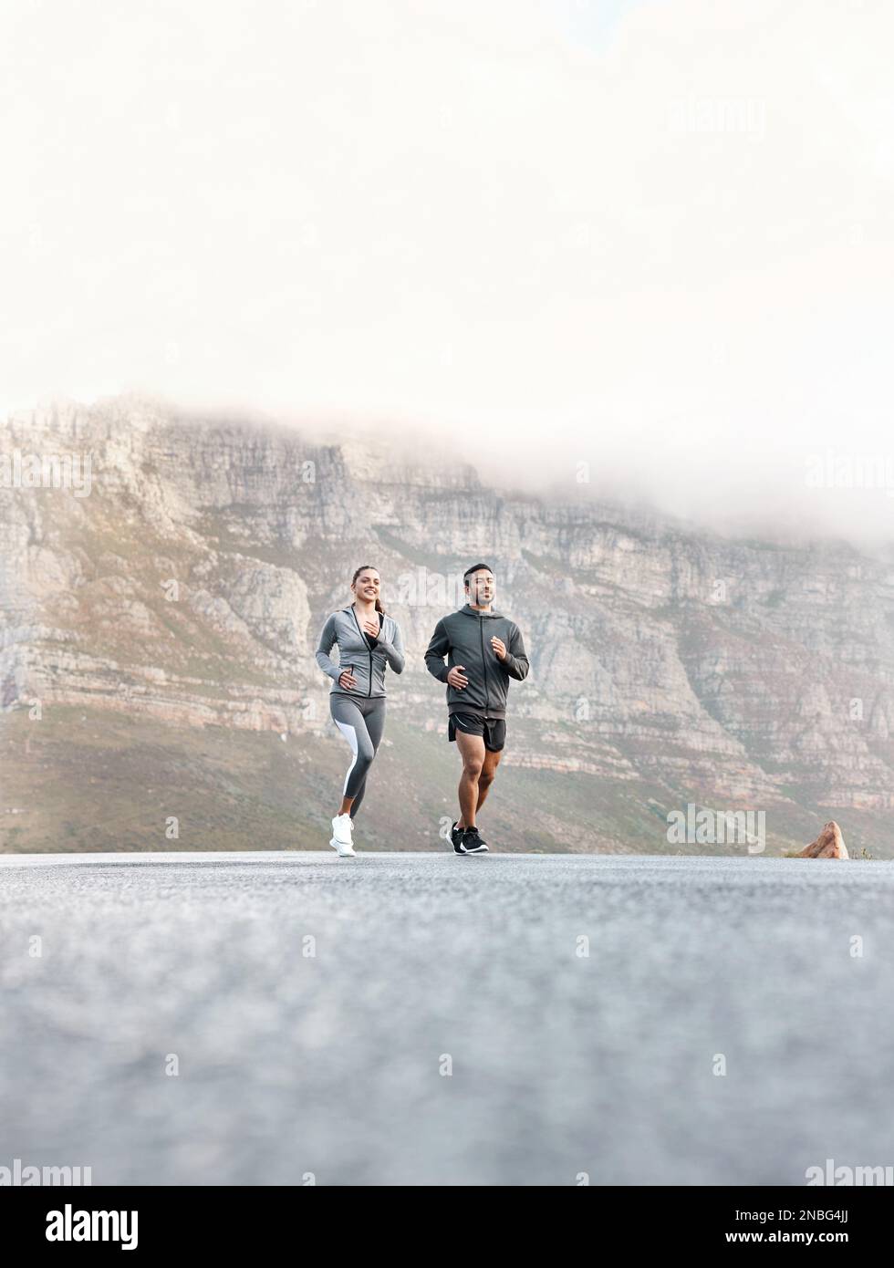 La corsa ti offre una migliore immunità, che equivale a una vita più lunga. un giovane e una donna sportivi che corrono insieme all'aperto. Foto Stock