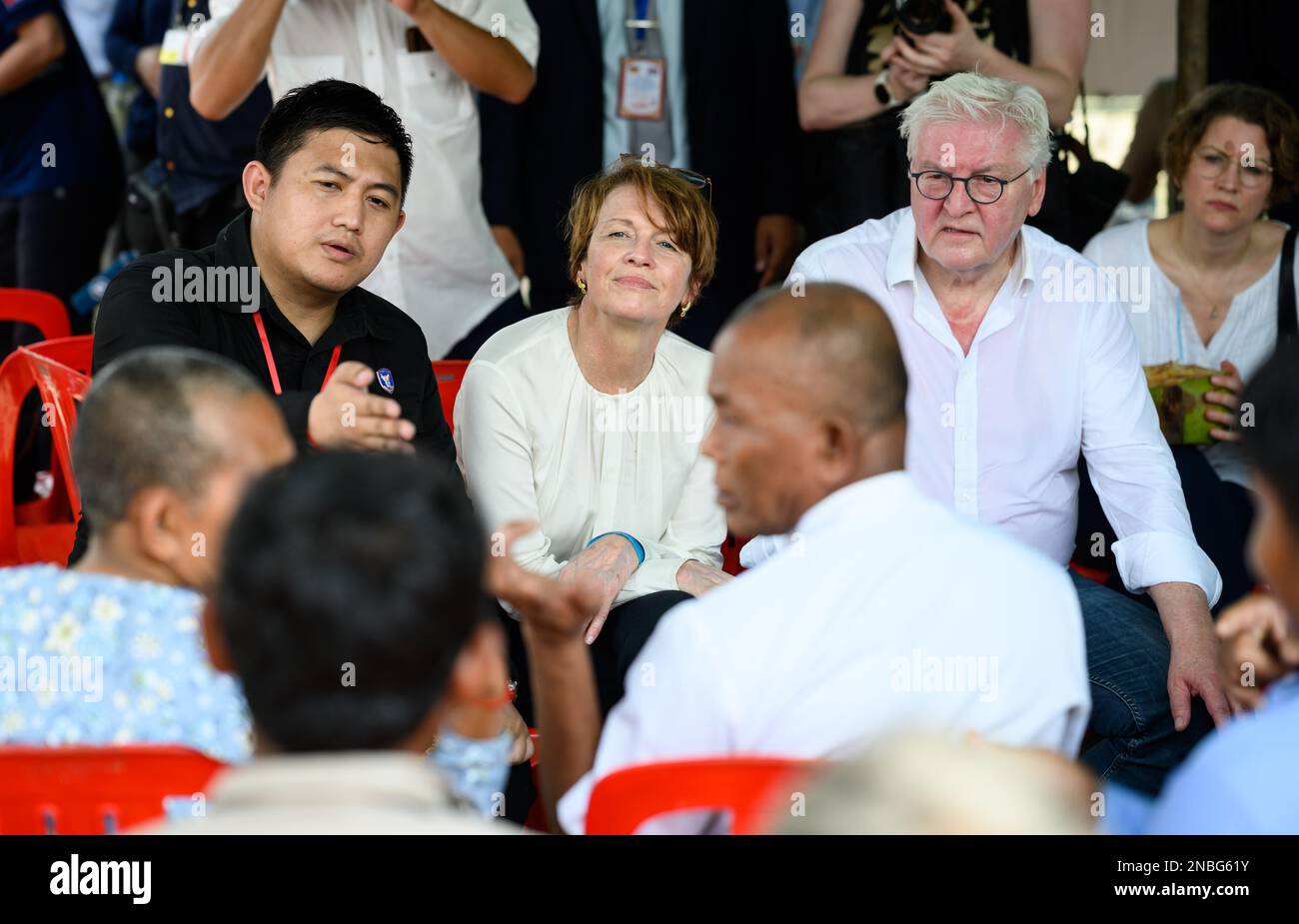 Siemreab, Cambogia. 14th Feb, 2023. Il presidente tedesco Frank-Walter Steinmeier e sua moglie Elke Büdenbender visitano il progetto umanitario di SMINAMENTO DI HALO Trust e parlano con le vittime delle mine e con i rappresentanti della comunità locale. La Cambogia è uno dei paesi più contaminati dalle mine terrestri del mondo. Il presidente Steinmeier e sua moglie visitano la Cambogia e la Malesia durante una gita di cinque giorni nel sud-est asiatico. Credit: Bernd von Jutrczenka/dpa/Alamy Live News Foto Stock