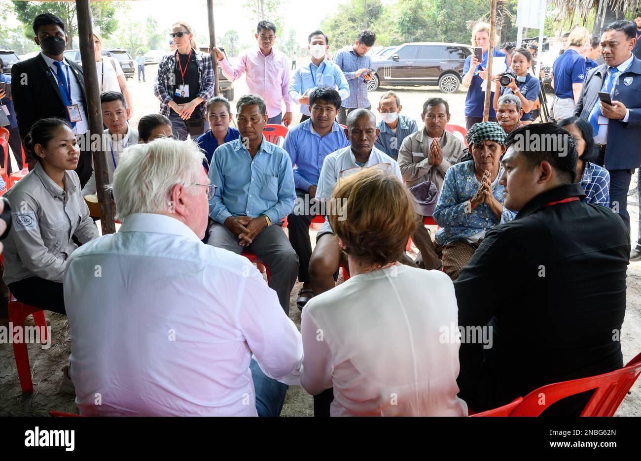 Siemreab, Cambogia. 14th Feb, 2023. Il presidente tedesco Frank-Walter Steinmeier e sua moglie Elke Büdenbender visitano il progetto umanitario di SMINAMENTO DI HALO Trust e parlano con le vittime delle mine e con i rappresentanti della comunità locale. La Cambogia è uno dei paesi più contaminati dalle mine terrestri del mondo. Il presidente Steinmeier e sua moglie visitano la Cambogia e la Malesia durante una gita di cinque giorni nel sud-est asiatico. Credit: Bernd von Jutrczenka/dpa/Alamy Live News Foto Stock