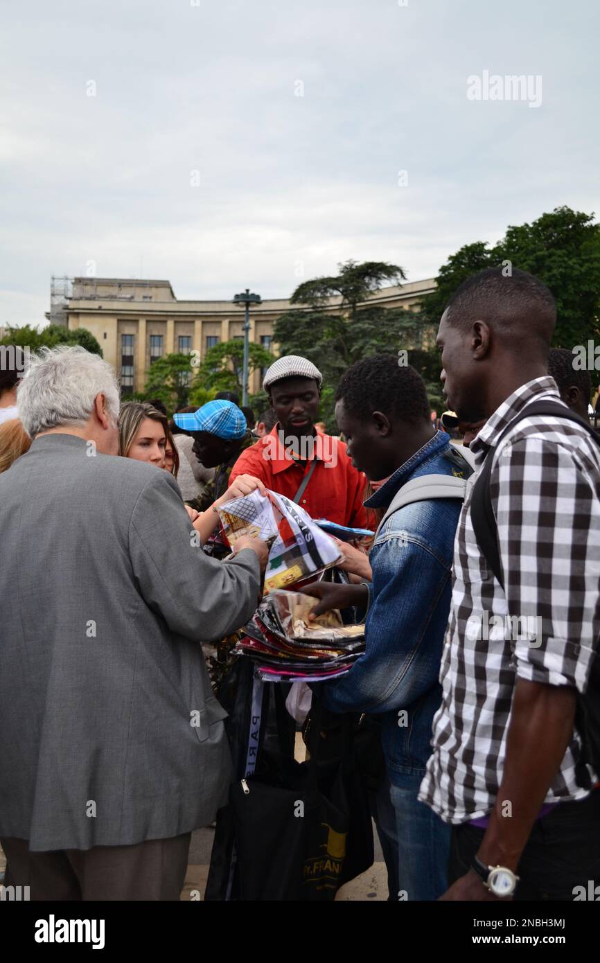 Turisti che guardano i souvenir a Parigi. Foto Stock