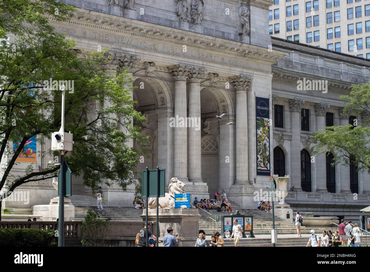 La sede principale della New York Public Library (NYPL) a Midtown Manhattan, New York City, visto lunedì 4 luglio 2022. Foto Stock