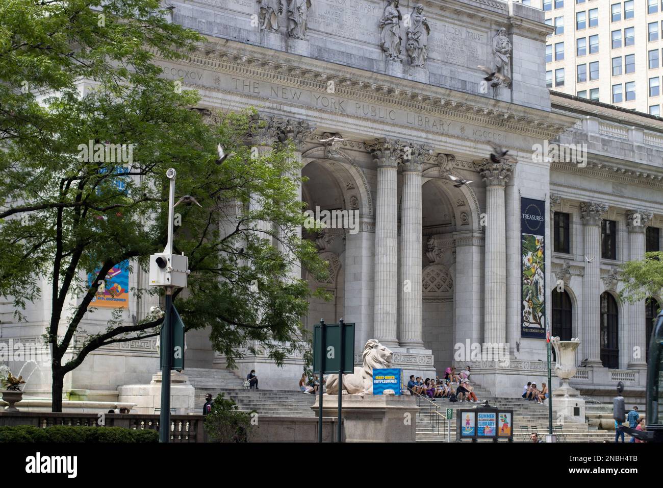 La sede principale della New York Public Library (NYPL) a Midtown Manhattan, New York City, visto lunedì 4 luglio 2022. Foto Stock