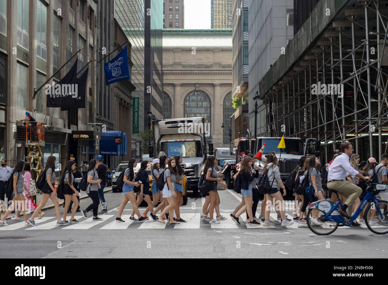 Un grande gruppo di studenti guidati dai loro insegnanti del campo estivo attraversano le strade e passano il Berkeley College New York City Midtown campus il Martedì... Foto Stock