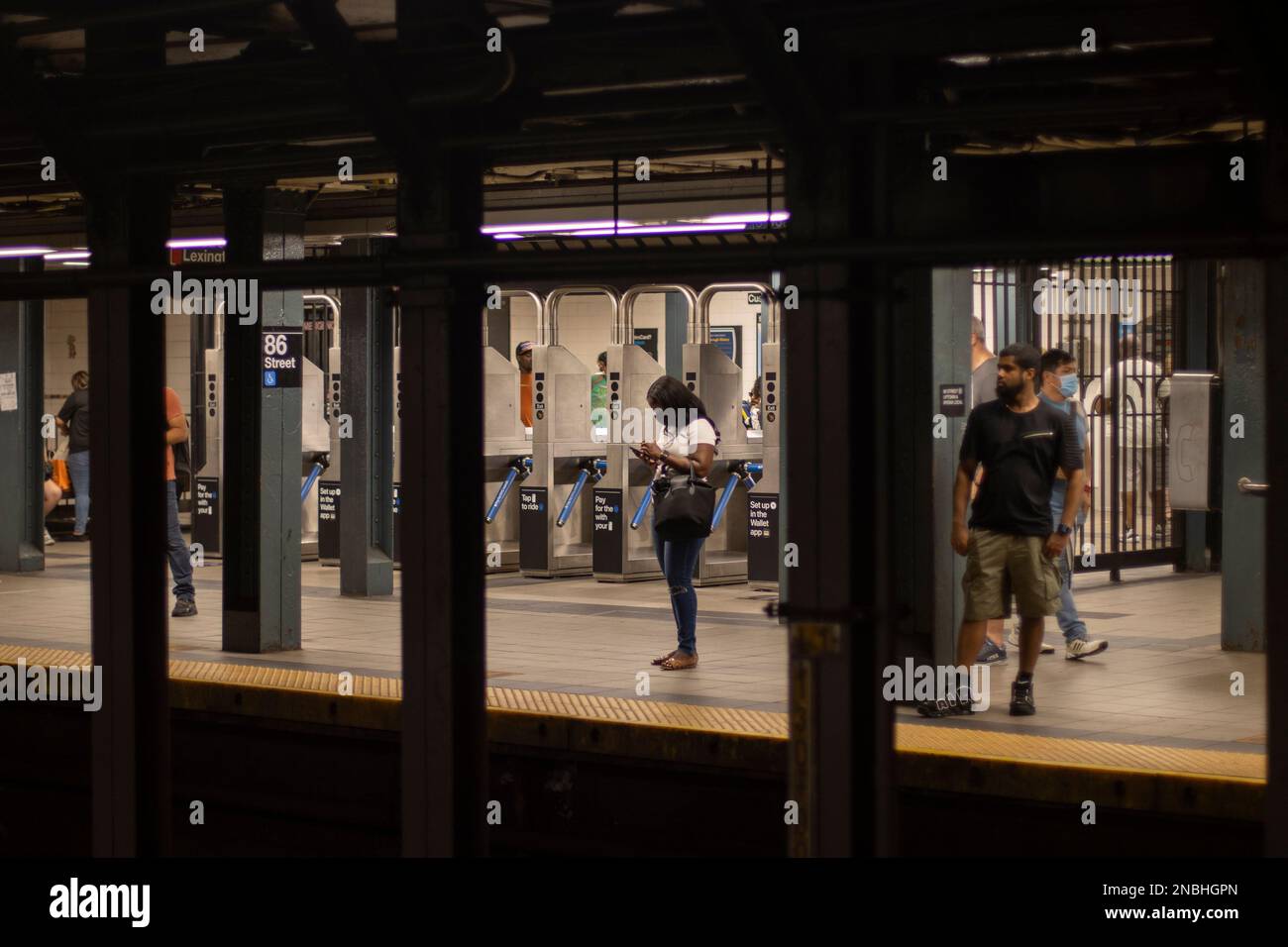 I passeggeri attendono il treno sul binario della 86th Street e della stazione della metropolitana di Lexington a New York City venerdì 8 luglio 2022. Foto Stock