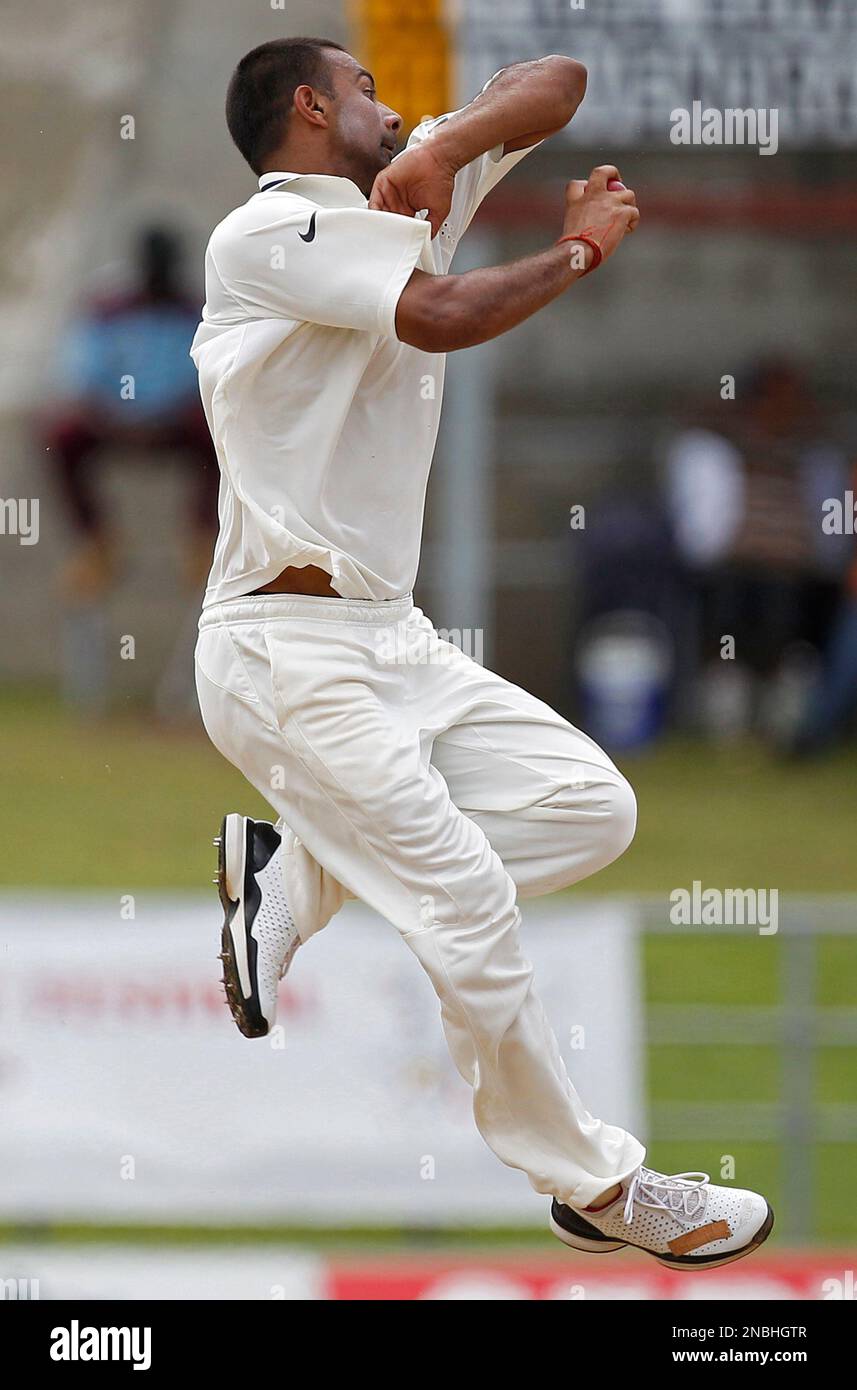 India's bowler Praveen Kumar runs up to his delivery on the second day of the third cricket Test match against West Indies in Roseau, Dominica, Thursday July 7, 2011. (AP Photo/Lynne Sladky) Foto Stock