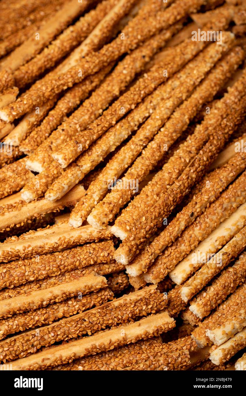 Il pane di pretzel si stacca con i semi di sesamo. Pretzel deliziosi in massa. primo piano Foto Stock