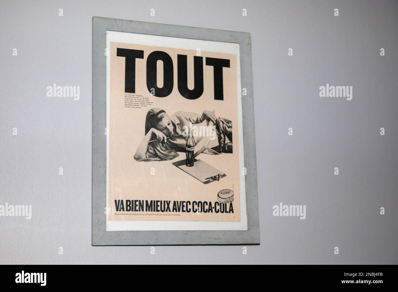 Bordeaux , Aquitaine France - 06 02 2023 : Coca Cola vintage anni sessanta pubblicità reale frame marchio e testo logo noi bevanda analcolica gassata Foto Stock