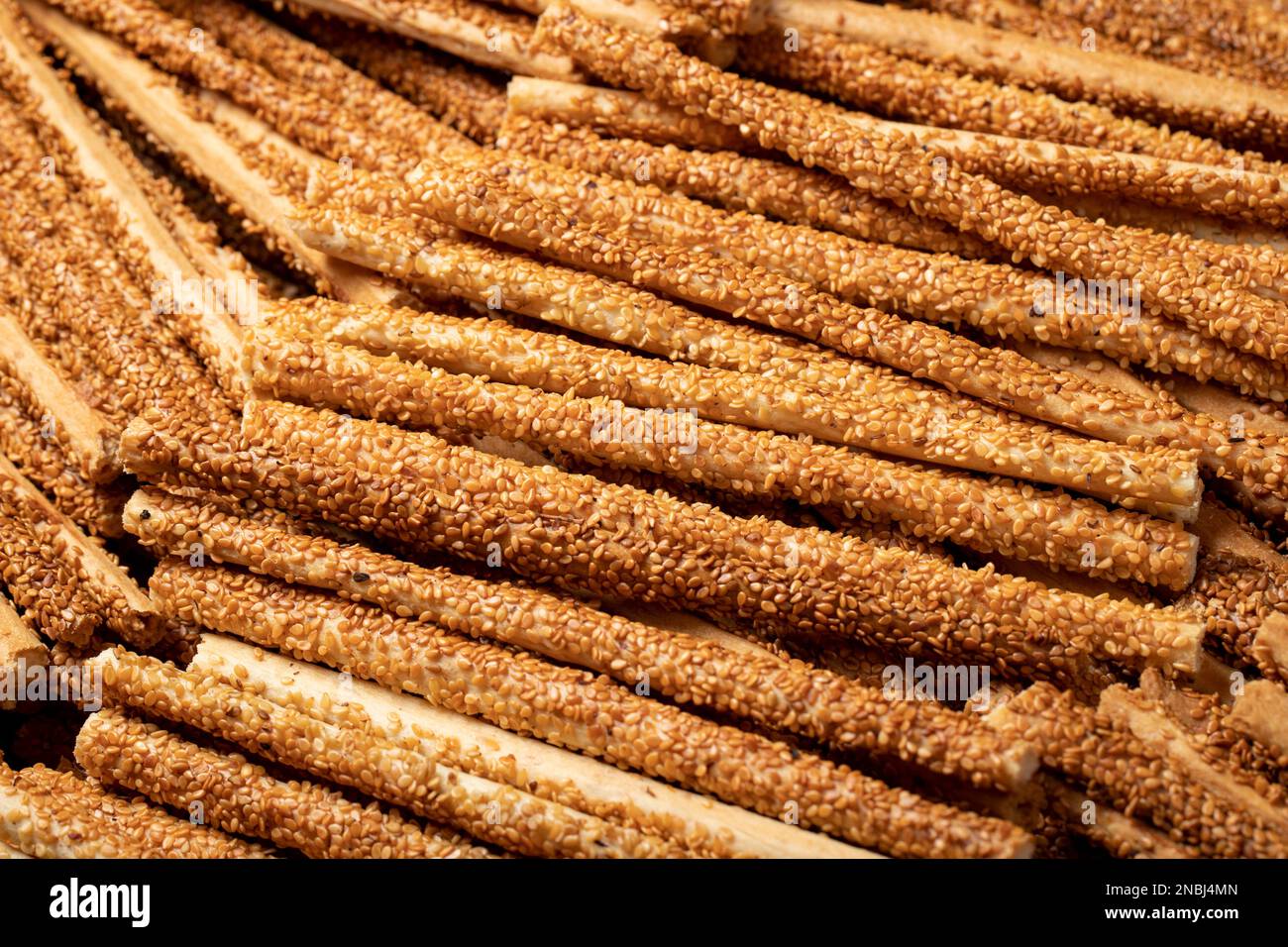 Il pane di pretzel si stacca con i semi di sesamo. Pretzel deliziosi in massa. primo piano Foto Stock