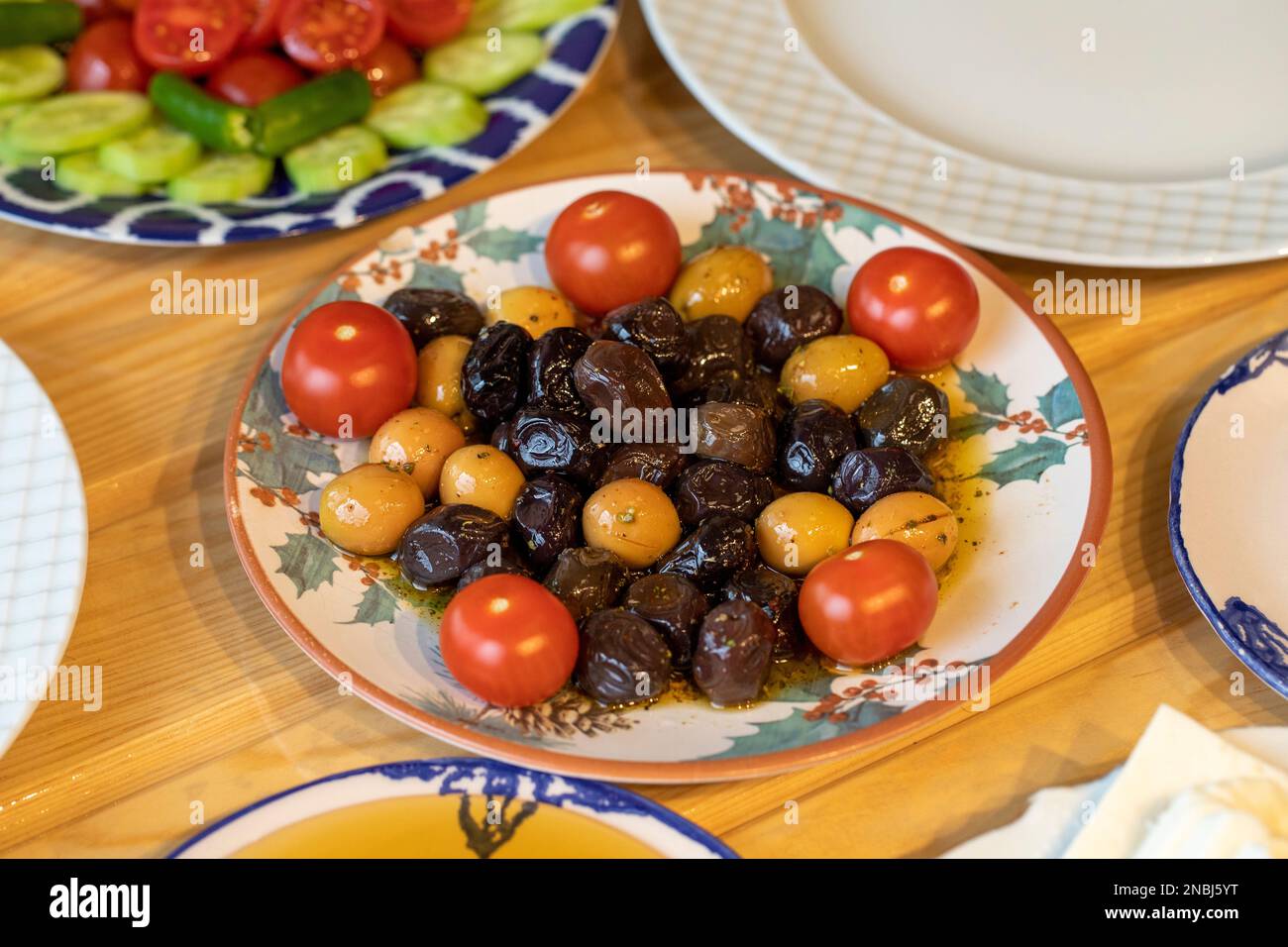 Tavolo Ramadan. La tavola di saur con varietà di formaggi, salumi, pastrami, arrosti, olive e tè Foto Stock
