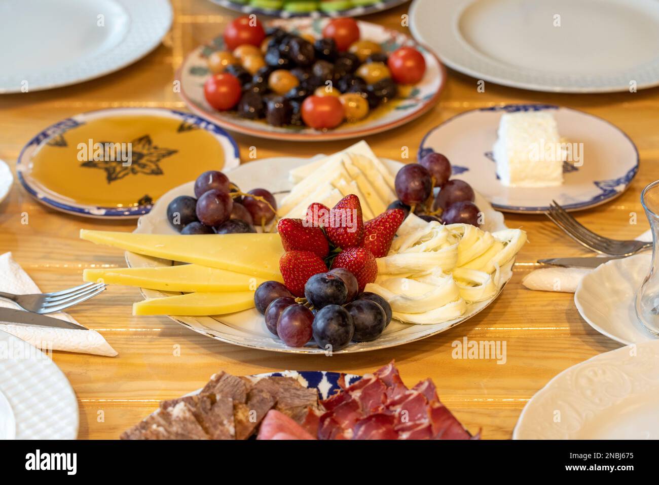 Tavolo Ramadan. La tavola di saur con varietà di formaggi, salumi, pastrami, arrosti, olive e tè Foto Stock