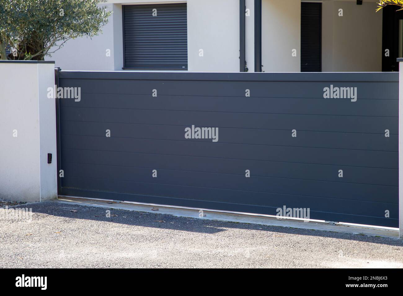 portale grigio grande slide moderno casa in acciaio grigio porta in alluminio scorrevole dark gate Foto Stock