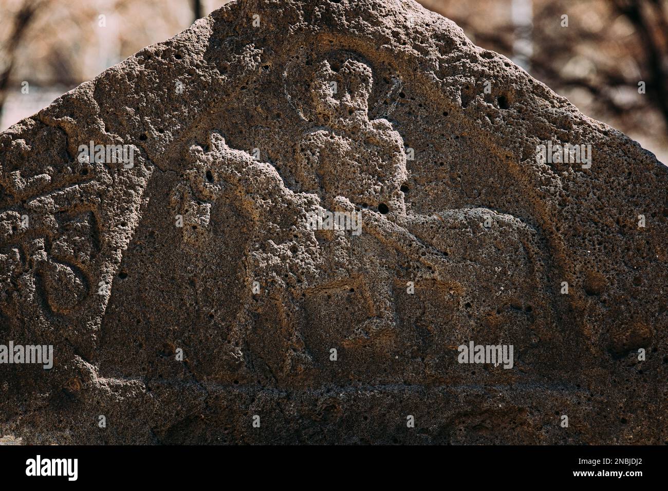 Tbilisi, Georgia. Antico bassorilievo scolpito di Rider equestre con spada vicino Anchiskhati Basilica di Santa Maria. La più antica chiesa sopravvissuta a Tbilisi. È così Foto Stock