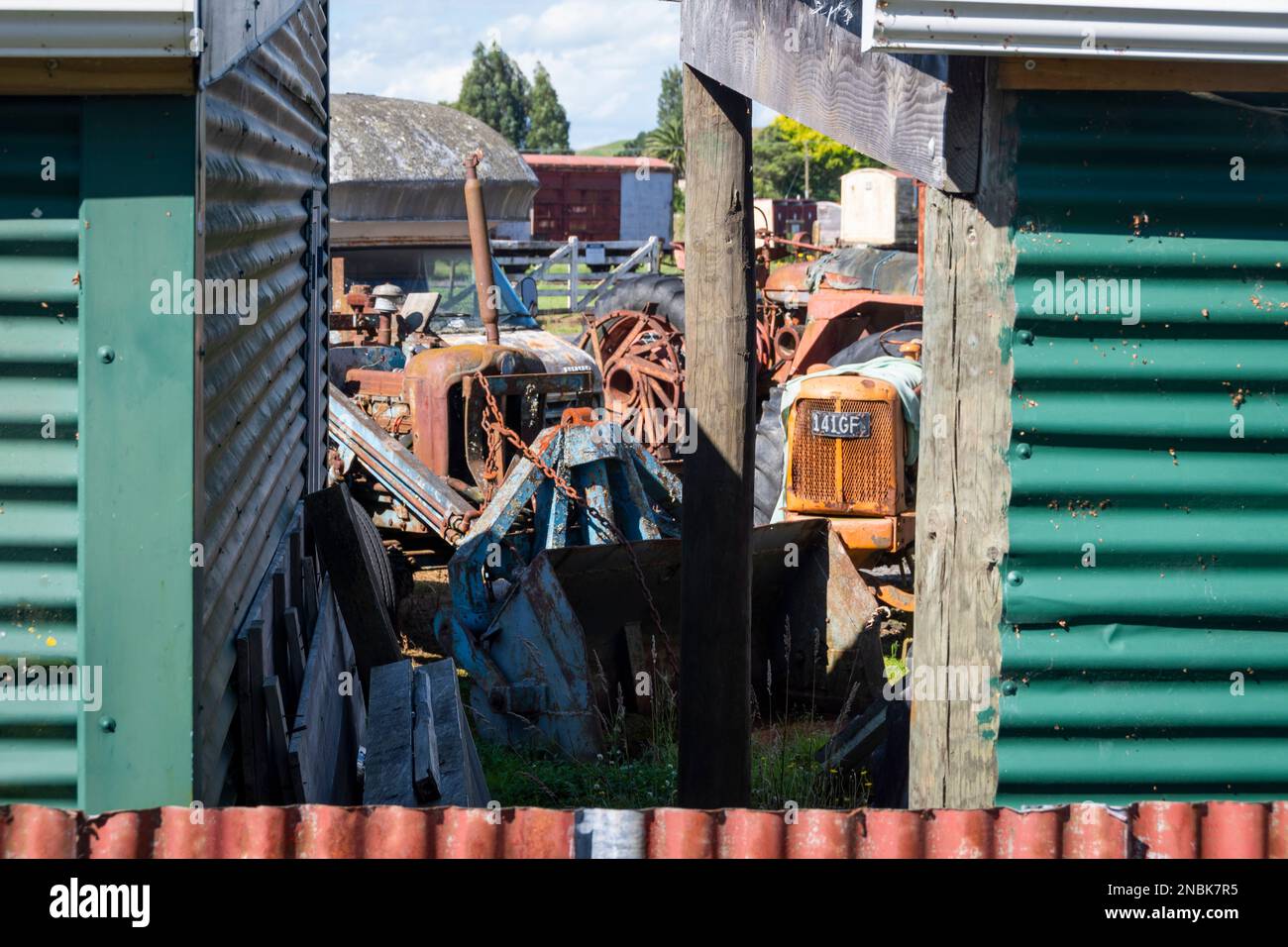 Trattori vintage, Ormondville, Tararua District, North Island, Nuova Zelanda Foto Stock