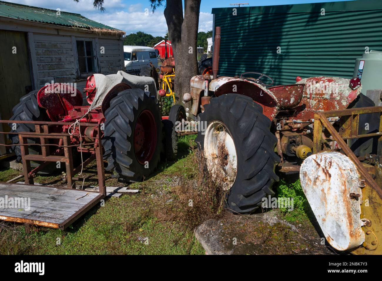 Trattori vintage, Ormondville, Tararua District, North Island, Nuova Zelanda Foto Stock