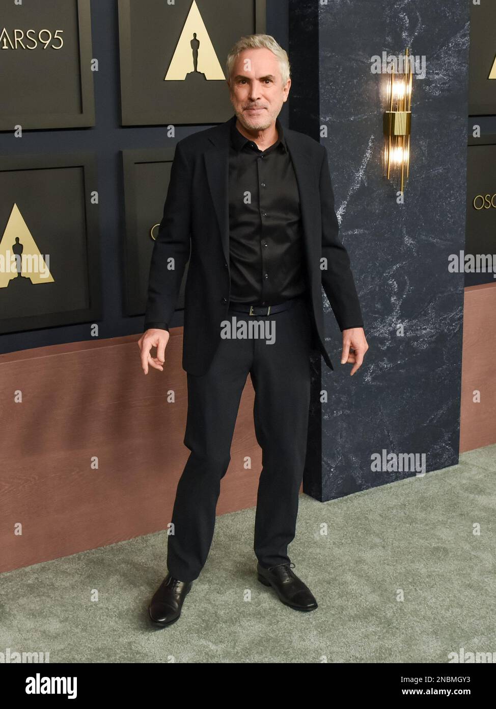 13 febbraio 2023, Beverly Hills, California, USA: Alfonso CuarÃ³n partecipa all'Academy Awards 2023 Oscar Nominee Luncheon. (Credit Image: © Billy Bennight/ZUMA Press Wire) SOLO PER USO EDITORIALE! Non per USO commerciale! Foto Stock