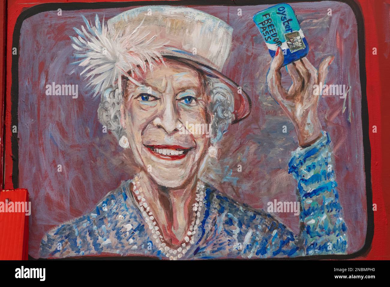 Inghilterra, Londra, Funny Painting della Regina Elisabetta II Holding Oyster Freedom Pass Travel Card Foto Stock