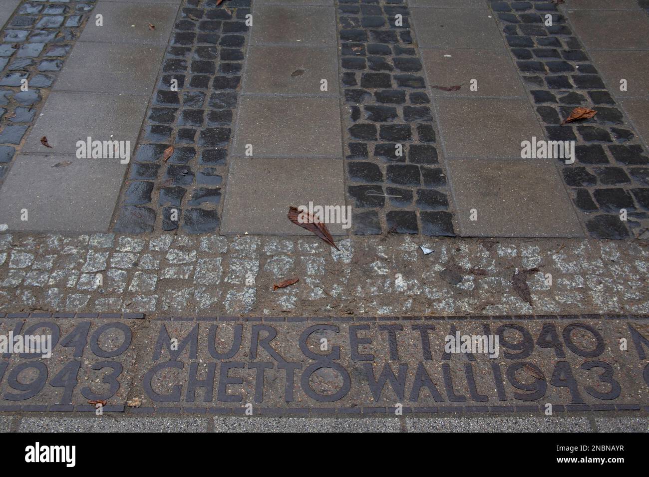 I delimitatori del Ghetto di Varsavia - targhe commemorative e linee di confine - che segnano il perimetro massimo dell'ex ghetto Varsavia, Polonia Foto Stock