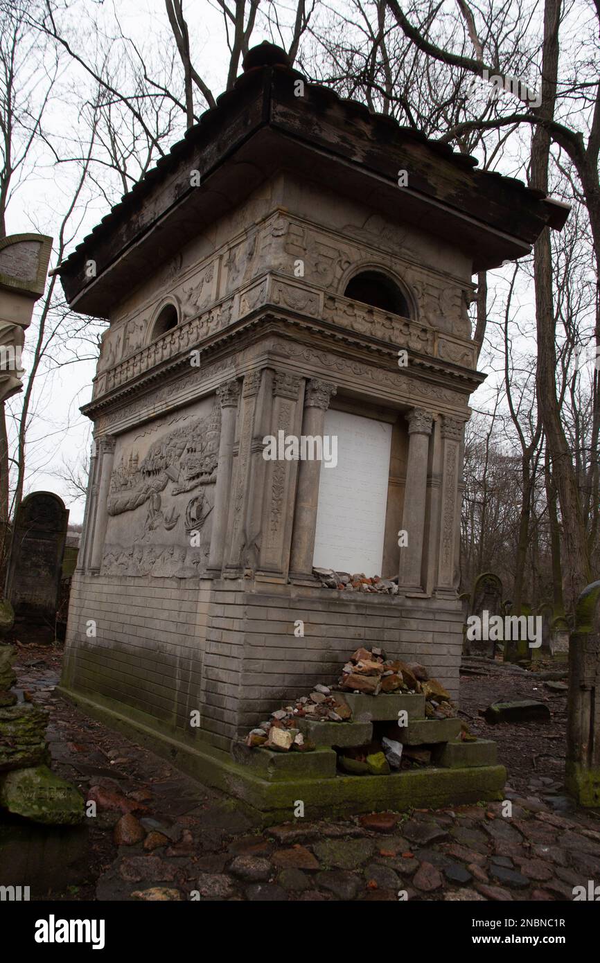 L'elaborata tomba di Ber Sonnenberg nel cimitero ebraico di Sarsaw, Polonia Foto Stock