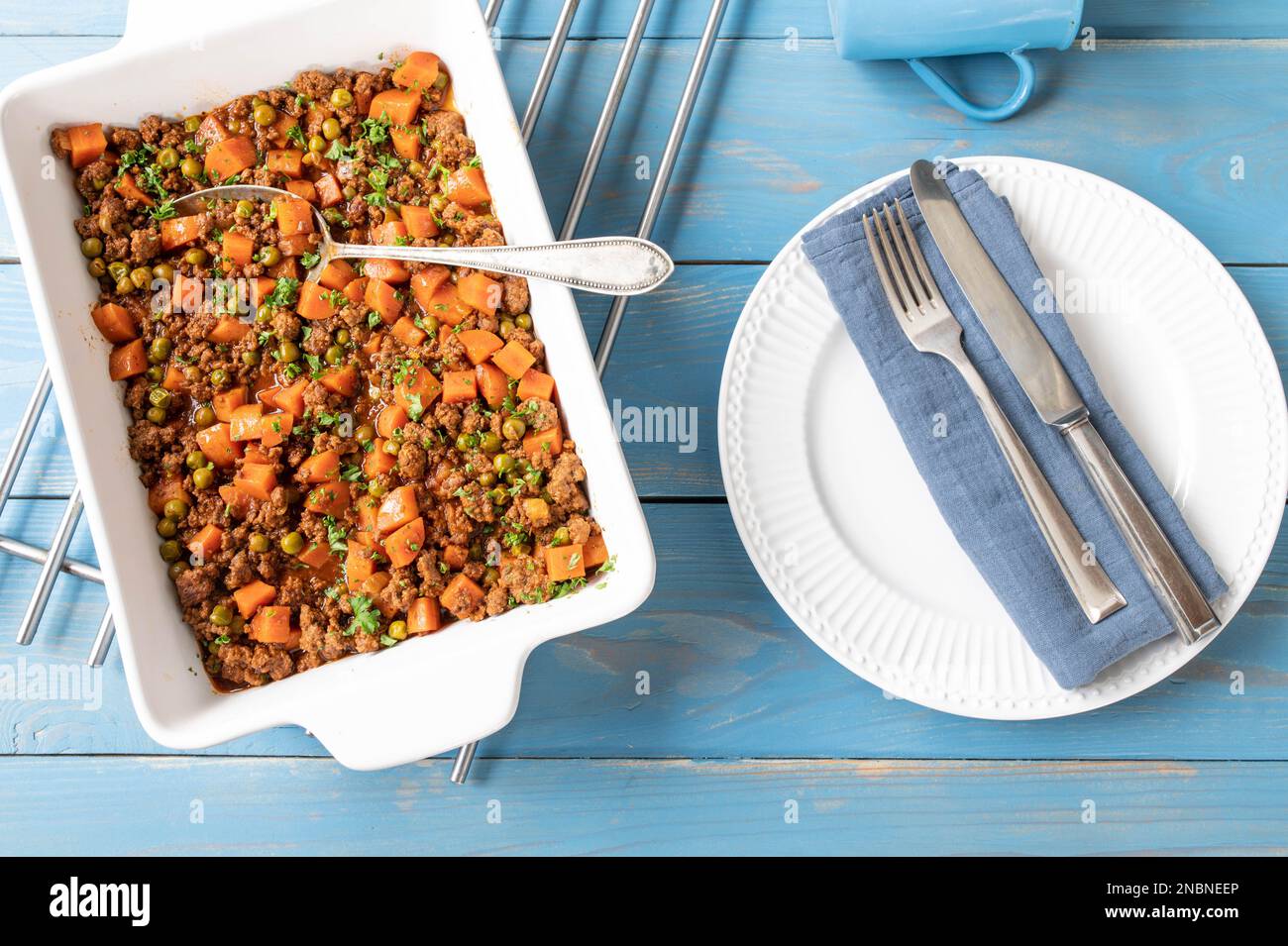 Stufato di manzo macinato con verdure e salsa in una teglia da forno Foto Stock