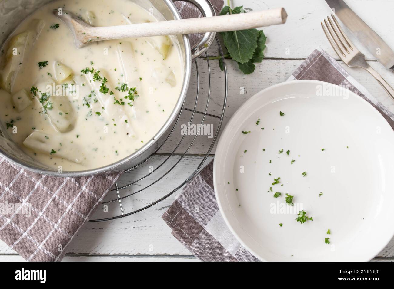 Kohlrabi cucinati con salsa di bechamel in una pentola per la cena o il pranzo contorno Foto Stock