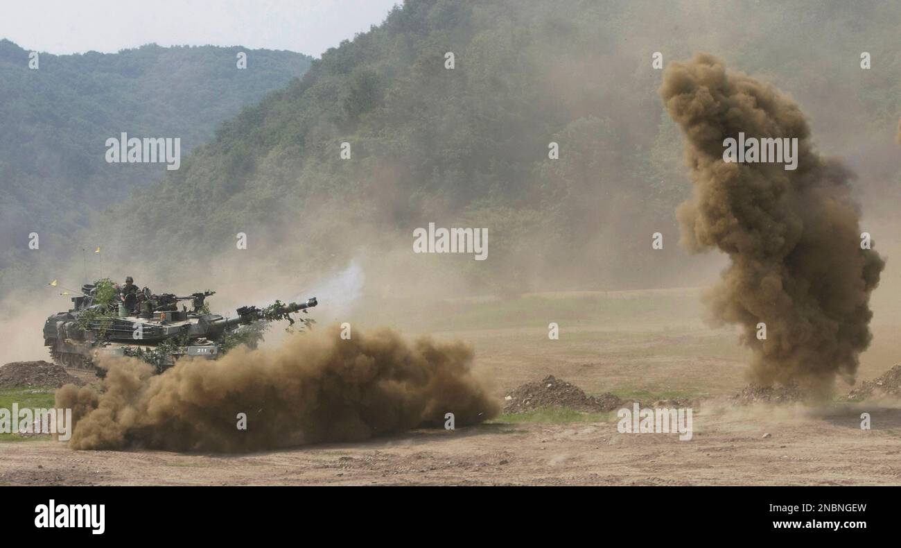 Smoke bombs explode near South Korean army's K-1 tank during South Korea and U.S. joint military exercise against possible North Korea's attack in Paju, south of the demilitarized zone (DMZ) between the two Koreas, in South Korea, Wednesday, June 8, 2011. North Korea conducted a routine short-range missile test last week in an apparent effort to improve its missile capabilities, a South Korean official said Wednesday, amid renewed tension on the Korean peninsula. (AP Photo/Ahn Young-joon) Foto Stock