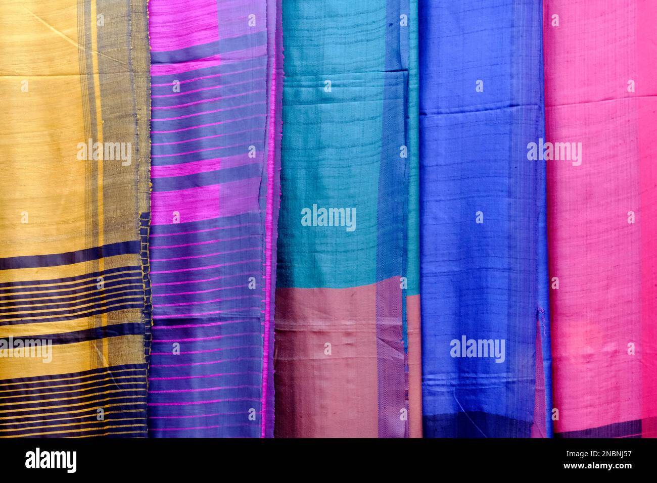 Visualizzazione di vividi e colorati Sari indiani, tessuti indiani, fuoco selettivo. Foto Stock
