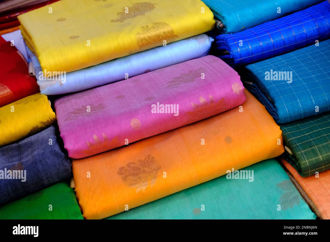 Visualizzazione di vividi e colorati Sari indiani, tessuti indiani, fuoco selettivo. Foto Stock